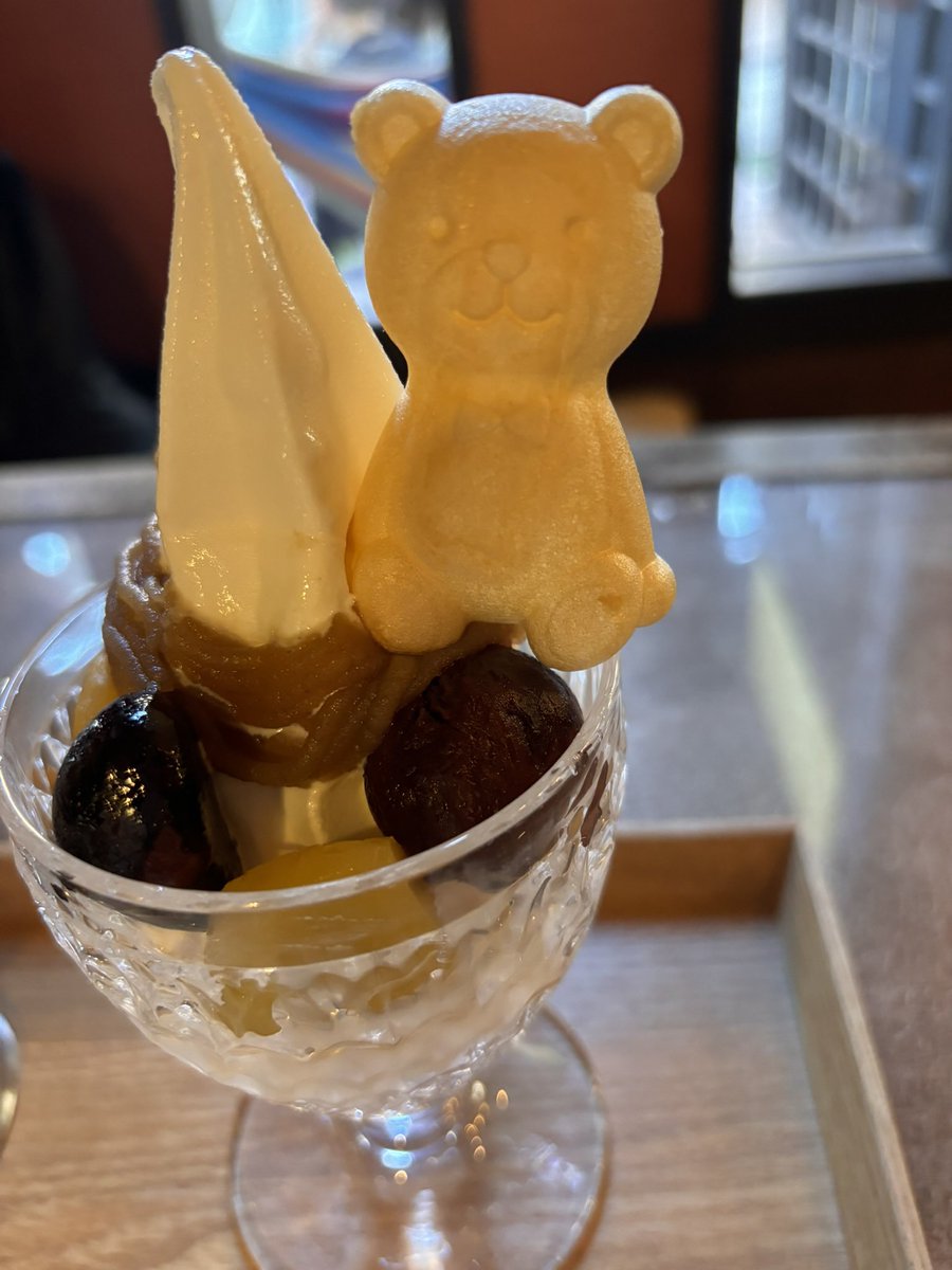 昨年秋に長野県小布施で
食べた栗づくしパフェ
栗の渋皮煮と甘露煮や自家製の栗餡などがトッピングされています
ソフトクリームの横にちょこんと乗ったくまさんのモナカが可愛かった
同じ日の午前中大きなモンブランも食べてます😊

中居くんも甘いもの食べていますか

#14美味しいな会
#たのしいな会
