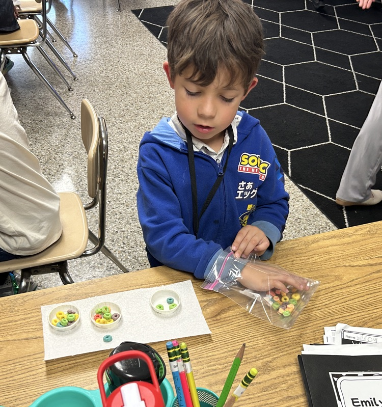 DCEsuperhornets's tweet photo. Mrs. Cherryโs first graders made math come to life today with a colorful, hands-on activity! Using Fruit Loops, students practiced grouping and counting by 10s and 1s to strengthen their understanding of place value.๐ #LaunchintoLearning https://t.co/QVWXnUAkvB