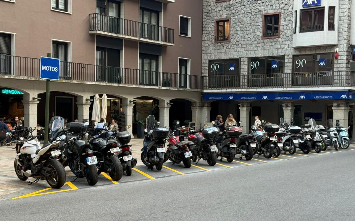 🅿️ Consolidem l’aparcament per a motocicletes a la pl. Guillemó després de l’èxit de la prova pilot, i traslladem la zona de càrrega i descàrrega al c/ Mossèn Enric Marfany

🙌 Continuem millorant la seguretat viària a la parròquia