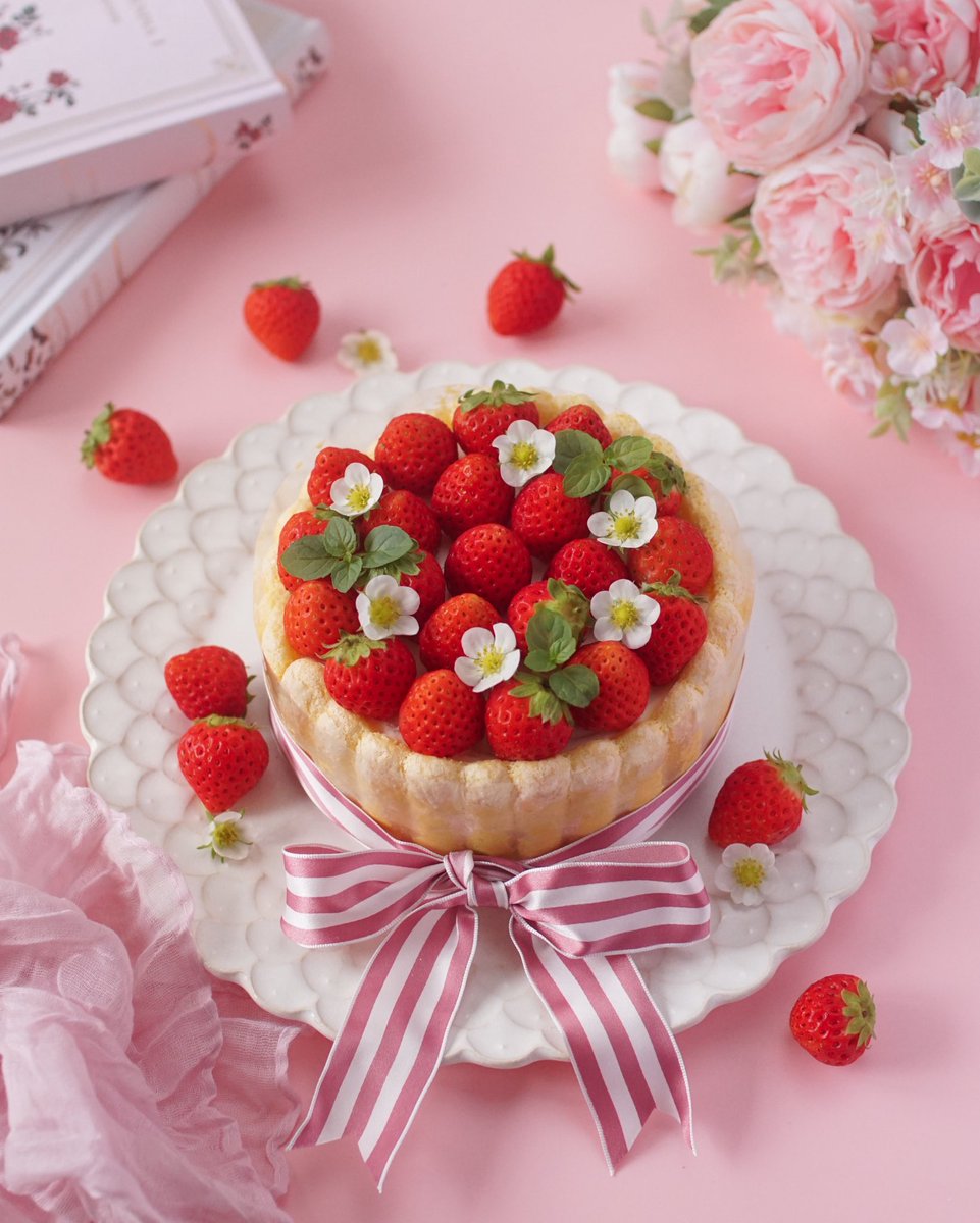 「シャルロット」って、18世紀のグレートブリテン王妃シャルロット妃の愛用していた帽子に形が似ていたのが語源なんですって。

確かに帽子っぽい。
いちごは、大空夏いちご農園さま（<a href="/oozoranatsu15/">大空夏いちご農園</a> ）の夏いちご🍓です！