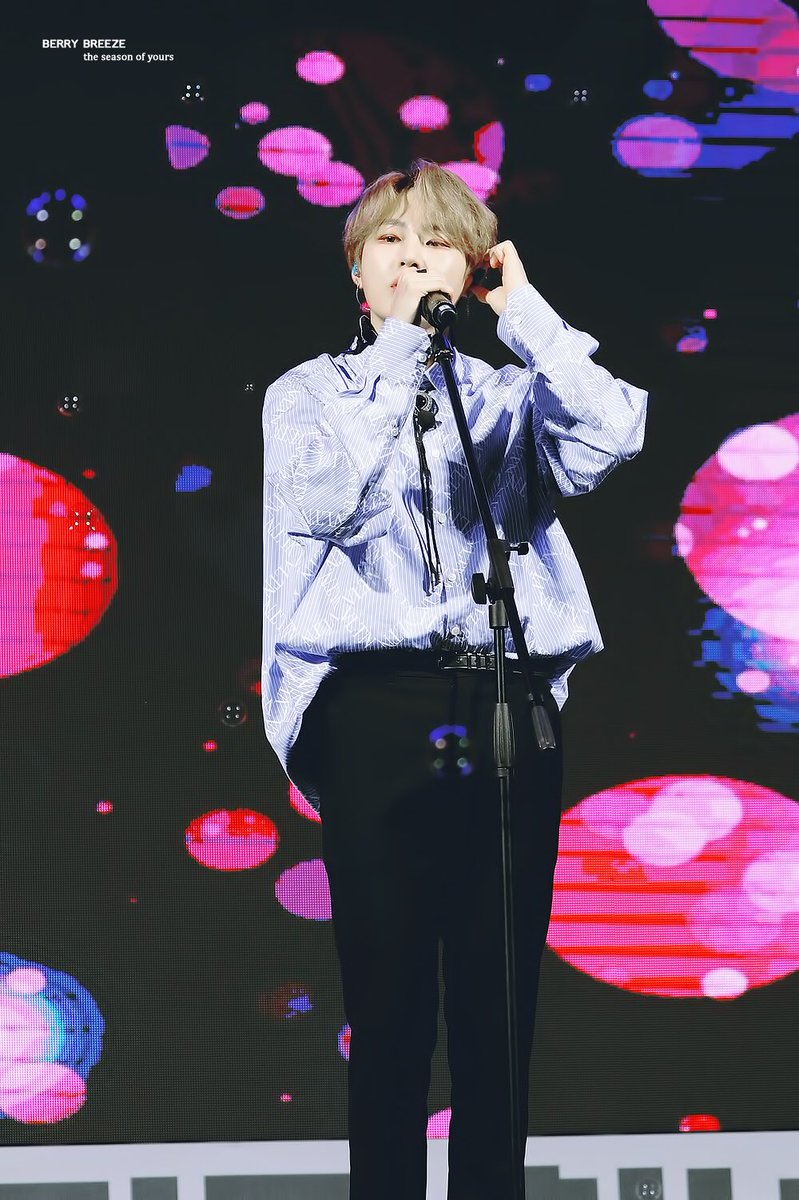 cloudring0322's tweet image. 작건 크건 행사하나하나 그에 맞는 의상과 헤어메이크업으로 공들여 셋팅해주고 무대에 오르던 시절이 있었다구 그걸 아니까 더 화가나는거임 이건 진짜 성의와 애정 문제야 소속사가 대체 하는 일이 뭐임 스탭도 고정적이지 않고 무대 이해도도 없는 사람들이 옆에 붙어서 뭐하자는건지 모르겠네