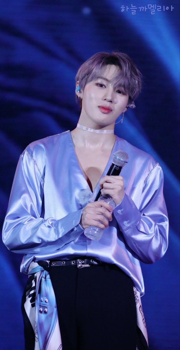 cloudring0322's tweet image. 작건 크건 행사하나하나 그에 맞는 의상과 헤어메이크업으로 공들여 셋팅해주고 무대에 오르던 시절이 있었다구 그걸 아니까 더 화가나는거임 이건 진짜 성의와 애정 문제야 소속사가 대체 하는 일이 뭐임 스탭도 고정적이지 않고 무대 이해도도 없는 사람들이 옆에 붙어서 뭐하자는건지 모르겠네