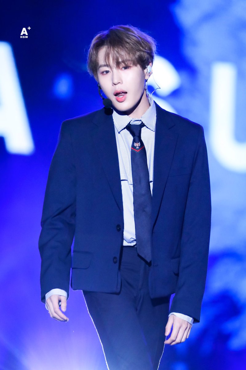 cloudring0322's tweet image. 작건 크건 행사하나하나 그에 맞는 의상과 헤어메이크업으로 공들여 셋팅해주고 무대에 오르던 시절이 있었다구 그걸 아니까 더 화가나는거임 이건 진짜 성의와 애정 문제야 소속사가 대체 하는 일이 뭐임 스탭도 고정적이지 않고 무대 이해도도 없는 사람들이 옆에 붙어서 뭐하자는건지 모르겠네