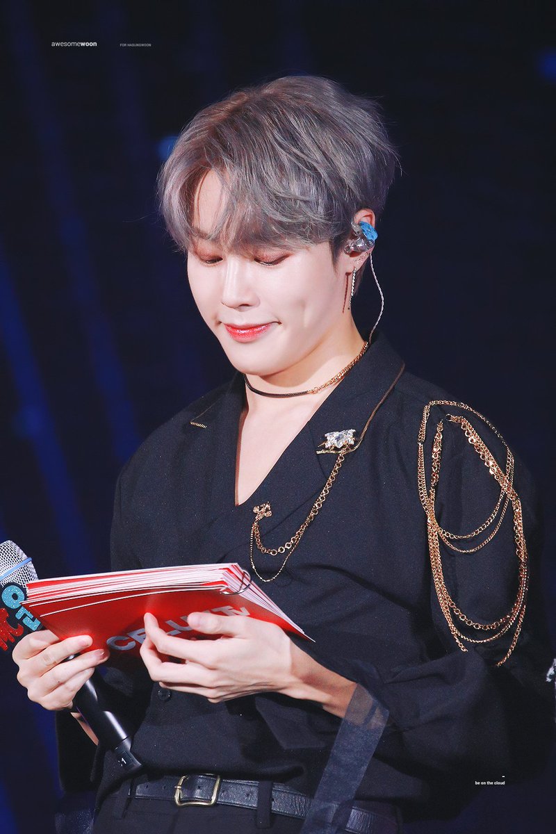 cloudring0322's tweet image. 작건 크건 행사하나하나 그에 맞는 의상과 헤어메이크업으로 공들여 셋팅해주고 무대에 오르던 시절이 있었다구 그걸 아니까 더 화가나는거임 이건 진짜 성의와 애정 문제야 소속사가 대체 하는 일이 뭐임 스탭도 고정적이지 않고 무대 이해도도 없는 사람들이 옆에 붙어서 뭐하자는건지 모르겠네