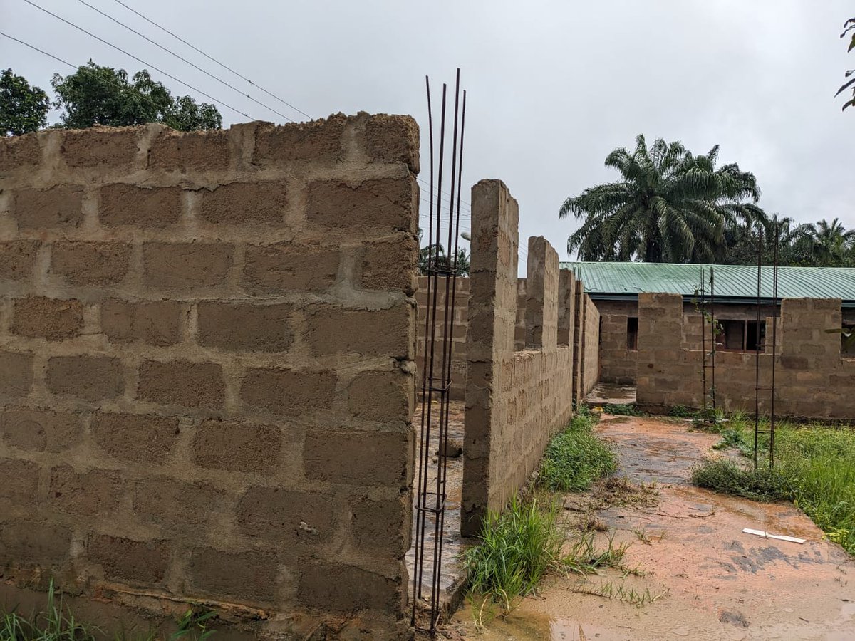TrackaNG's tweet image. N30m was allocated for the Construction of 6 blocks of Classrooms with Desks at Udoka Primary School, Eziowelle, Idemili North LGA, Anambra State.
We tracked and report that the building has been constructed to window level but has been abandoned since Nov 2024. We gathered…