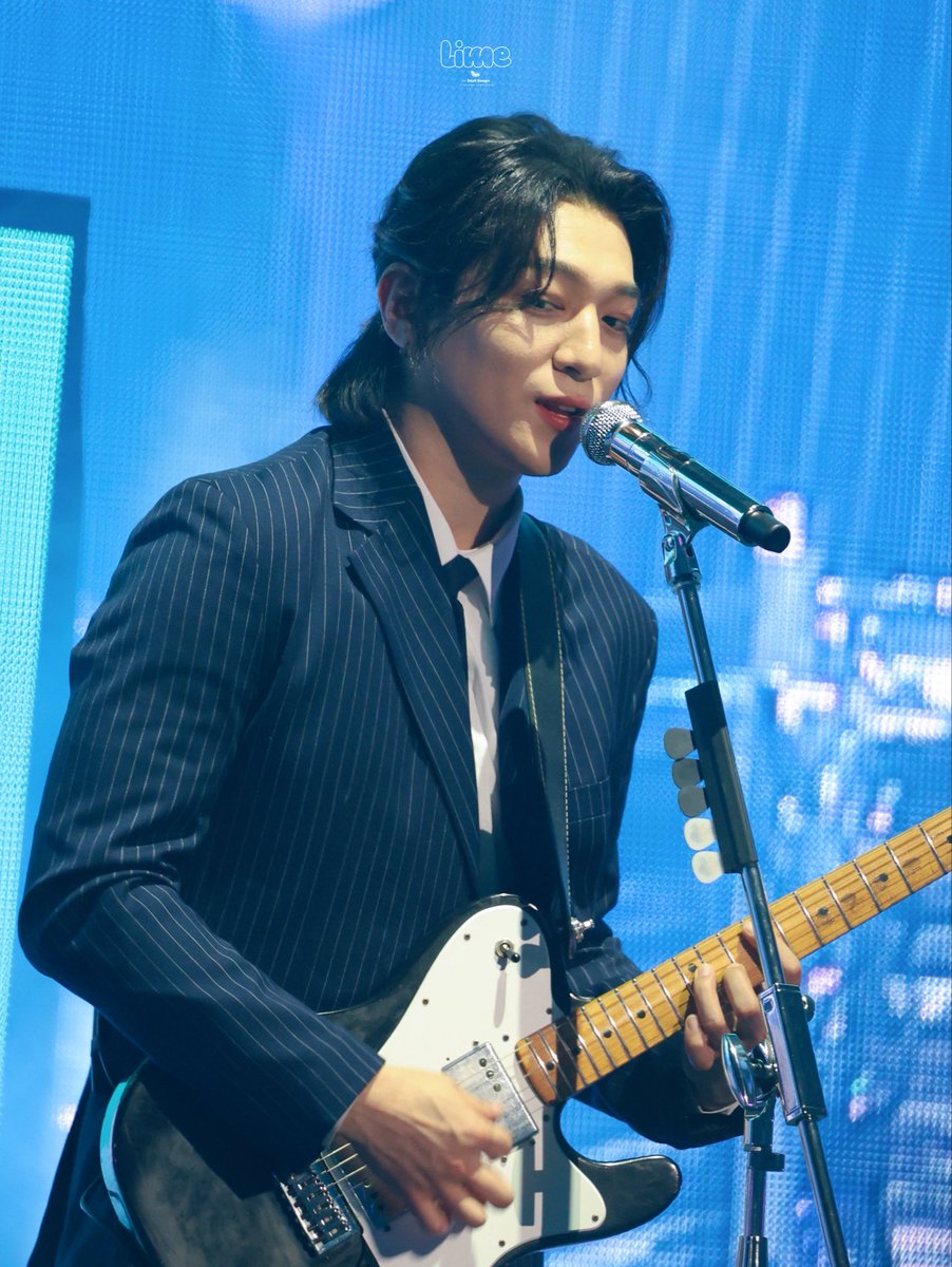 조명이 엄청 순간 밝았는데 너무 잘생겼슨..