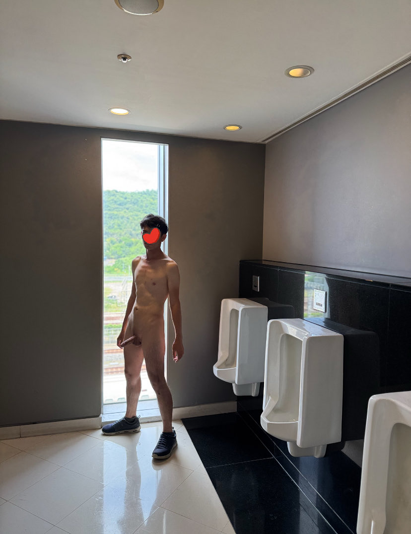 踏點脫光
雖然只遇到一個來上廁所的人
心臟還是蹦蹦的亂跳
羞恥感戰勝硬挺….

📷<a href="/linhualin1/">可軍</a> 

我是不是要徵個東京旅伴？