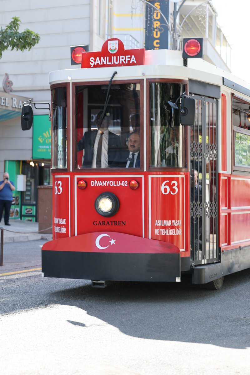 Şanlıurfa Taksim'e rakip oldu!

📍Şanlıurfa’da, Büyükşehir Belediye Başkanı Mehmet Kasım Gülpınar’ın girişimiyle Divanyolu Caddesi trafiğe kapatıldı ve tarihi dokuya uygun nostaljik tramvaylar hizmete girdi.

◾️ Haşimiye Meydanı’nda düzenlenen törende konuşan Büyükşehir Belediye