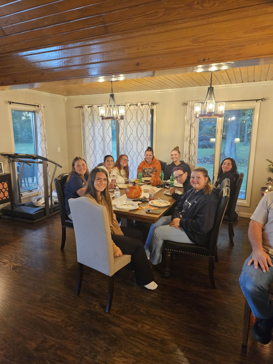 Troy Lewis tweet media