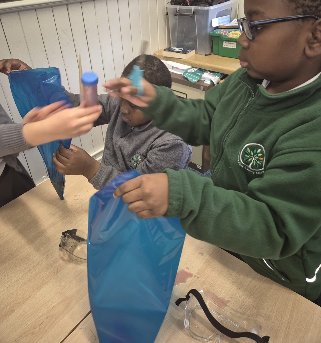 ManorParkSchSM1's tweet image. Year 4 Opal in today’s science experiment! 🧫🥼⚗️
#weareLEO #MPPAscience