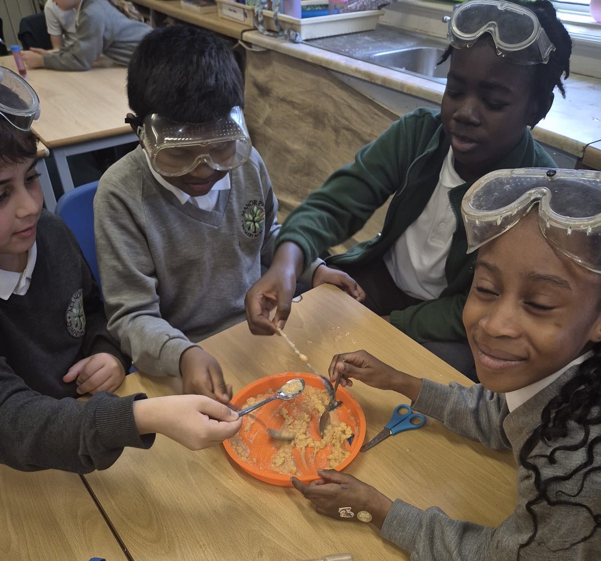 ManorParkSchSM1's tweet image. Year 4 Opal in today’s science experiment! 🧫🥼⚗️
#weareLEO #MPPAscience