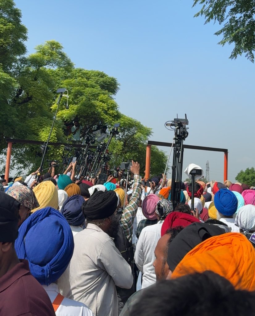 GillRaunta's tweet photo. ਮਾਵਾਂ ਜੱਗ ਤੋਂ ਗਏ ਪੁੱਤਾਂ ਨੂੰ ਰੋਣ 
ਜਾਂ ਗਿਰਜਾ ਕੋਲੋਂ ਨੂੰਹਾਂ ਧੀਆਂ ਲਕੋਣ ? #gillraunta https://t.co/MQd1xVKZKy