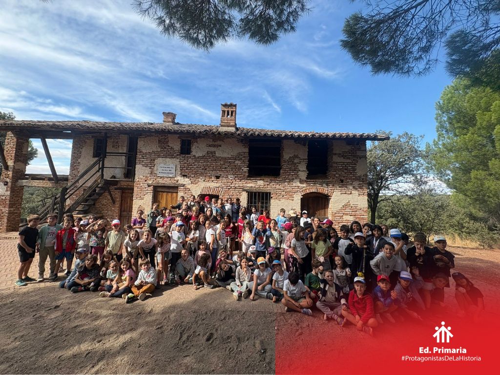 salesianosatoch's tweet photo. Hoy, con la tradicional foto en la casa de #DonBosco terminamos nuestra inmersión lingüística en el #FarmCamp de Mohernando. Más de 100 alumnos de #Primaria hemos disfrutado de una semana llena de aventuras, bailes, juegos, talleres y muchos animales.
¡Lo pasamos genial! https://t.co/GgT17RFSjJ