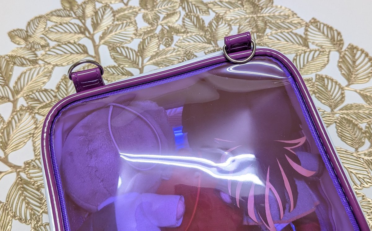 マルチポーチにもミチッミチだけど入った！しかし、この後ろのパーツの存在大々的に言ってたのかな？🤔画像見ただけだと付いてないから買うつもりなかったんだけどチェーン付けて斜めがけにしてるお姉さん居たおかげで知れて買えたのでほんと感謝✨🙏✨
