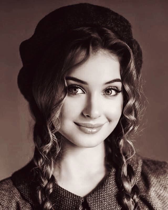 Küçükken birine iyilik yaptığımda 
o artık yaptığım iyiliği unutmaz diye düşünüp sevinirdim. Şimdi ise birine küçük bir iyiliğim dokunduğunda bile o kişinin şerrinden korkuyorum:))
Yeminle şaka değil, ciddiyim ben:))