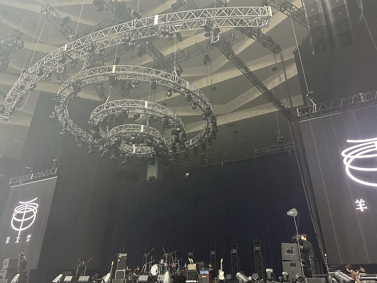 simerike's tweet image. #羊文学_いまここ #羊文学武道館
1曲目の「そのとき」から圧倒されました　今回のアルバムの新曲で一番好きなのもあるけど、さらによくなったモエカさんの歌唱力と表現力　訴えかけるように一人で歌い暗い中背後から白い光が当たっていて、演劇のような、迫るものがあった

↓感想ツリーで続きます