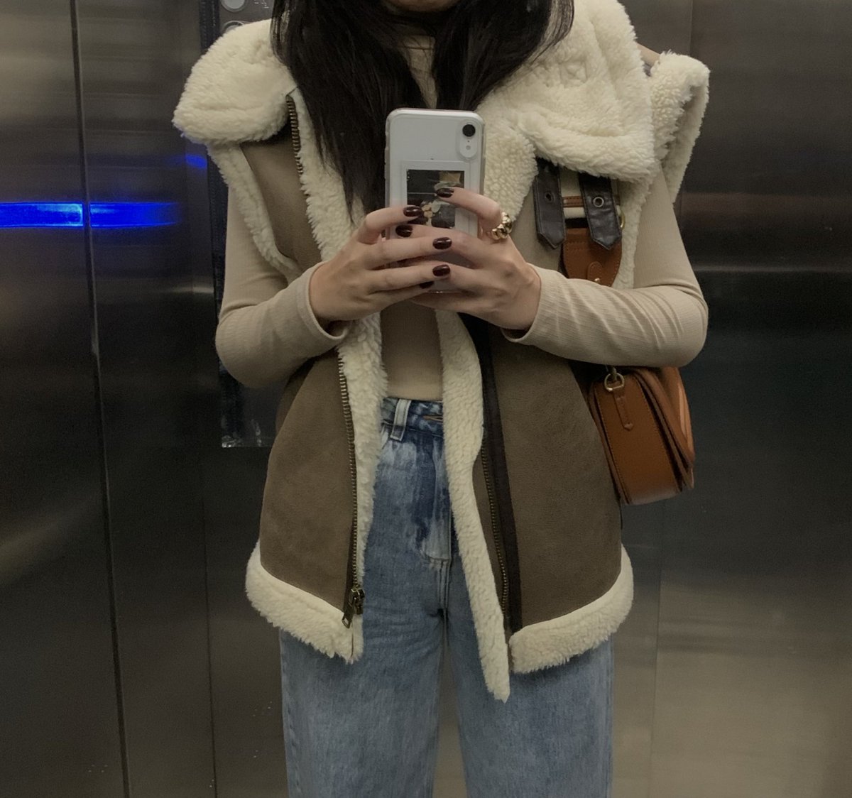 Cagoncalvesp's tweet photo. @NLacerdaR @carollaborne @diquinhasgirl Esse colete da AliExpress exatamente igual ao da Zara, igual a ponto de eu ir na loja e não ter nenhuma diferença. Só saber procurar. https://t.co/1pTlZ32Onx
