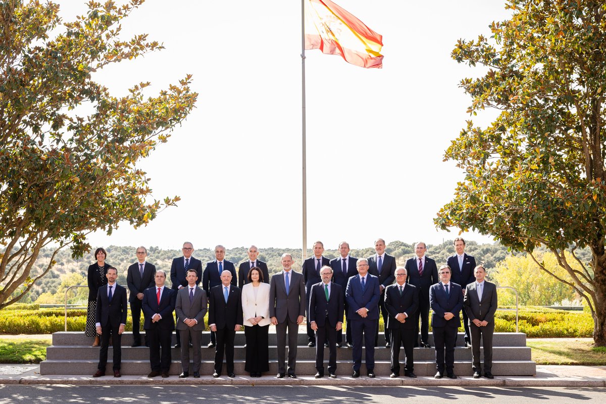 Notarios_ES's tweet image. S.M. el Rey (@CasaReal) ha recibido este mediodía el 'Premio Fides Grandes Valores' del Notariado español, en su I Edición

🤝🏻 El Pleno de @Notarios_ES, presidido por @CPBarrioDelOlmo e integrado por los decanos de los 17 colegios notariales, y el director general de @FNotariado,…