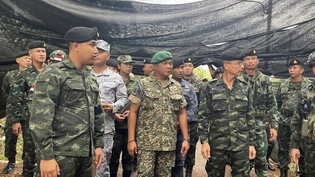 ronakorn's tweet image. คณะ IOT ฝ่ายไทย ลงสังเกตการณ์บ้านหนองจาน-บ้านหนองหญ้าแก้ว-บ้านตาพระยา ดูพื้นที่จริงเขมรรุกล้ำแผ่นดินไทย-ละเมิด MoU43 พร้อมดูการเก็บกู้ทุ่นระเบิด ไทยฟ้อง IOT กัมพูชาไม่ร่วมปราบปรามอาชญากรรมออนไลน์-สแกมเมอร์ฝั่งปอยเปต
#ไทยกัมพูชา #ชายแดนไทยกัมพูชา #กัมพูชา #ทหารไทย