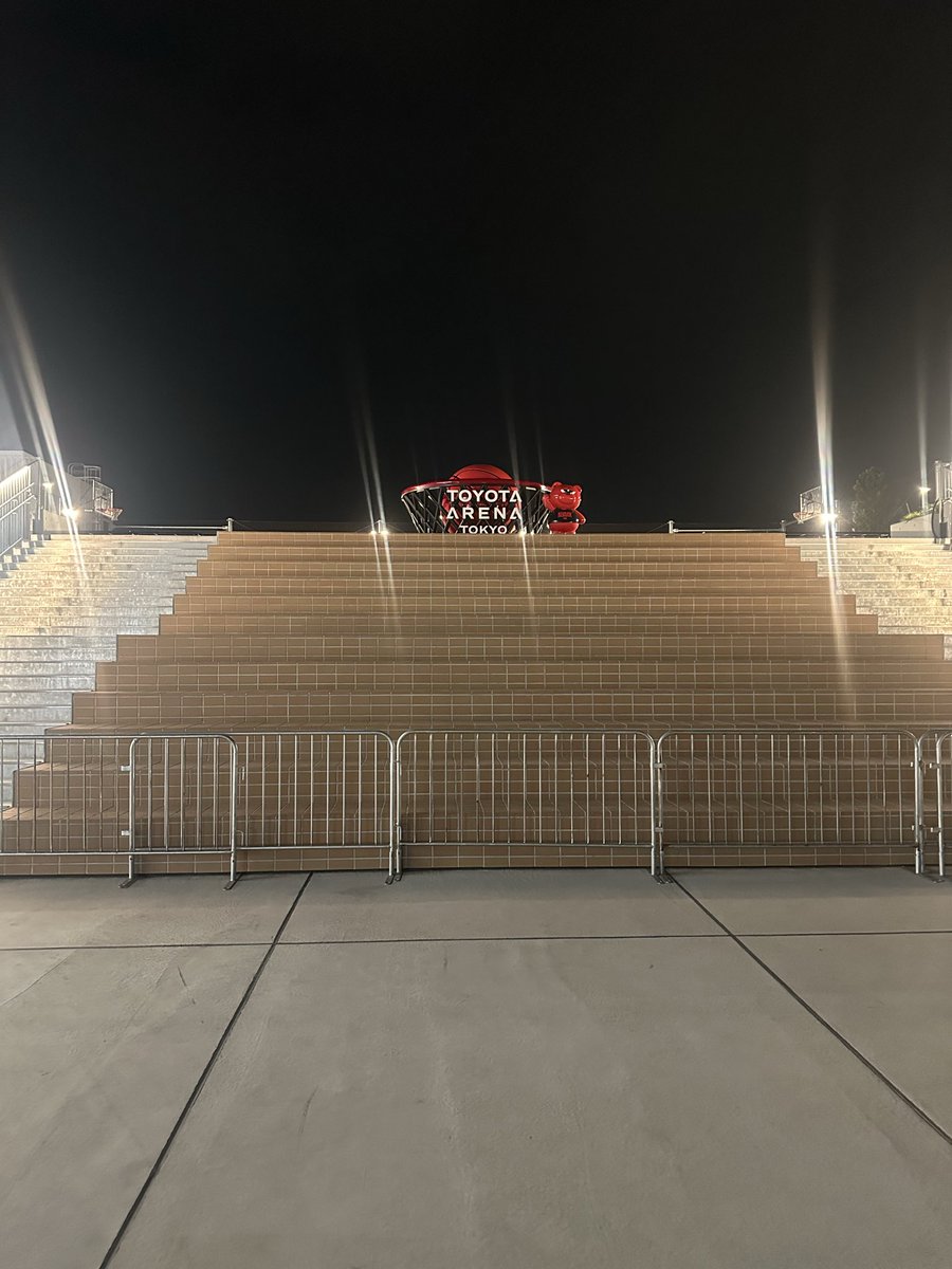 masa_hgdn_'s tweet photo. みなさん気になるであろうOfficial髭男dismのレンガの場所をまとめときます！

メインゲートを正面に見ます
↓
右を向きます
↓
階段を上がります
↓
真ん中の段にあります。

#Official髭男dism
#TOYOTAARENATOKYO https://t.co/Tcd2kt3F58