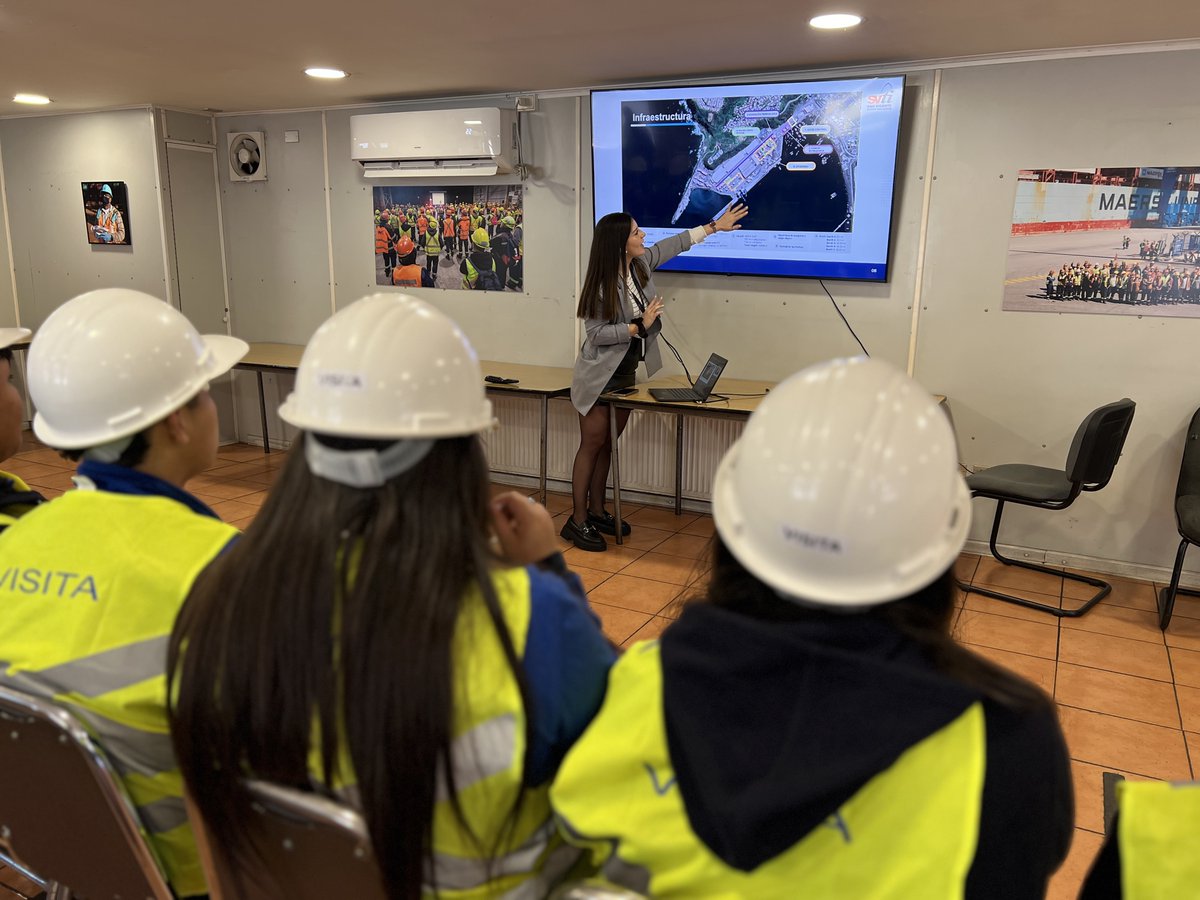 Comlog_Chile's tweet photo. ¡Sumamos estudiantes de enseñanza básica al Programa #puertoeduca! 13 alumnas y alumnos de la Escuela Libertad visitaron el puerto de San Vicente, donde les recibieron representantes de @PtosTalcahuano y #SVTI. https://t.co/u8ZS3zYt5B