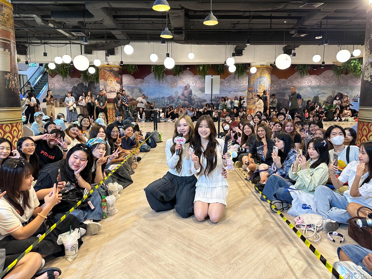FNV SIGN WITH JUNEMEWNICH
#GMMTVFANIVALxJuneMewnich 
#จูนมิวนิค #JuneMewnich 

1st fansign                                        2nd fansign