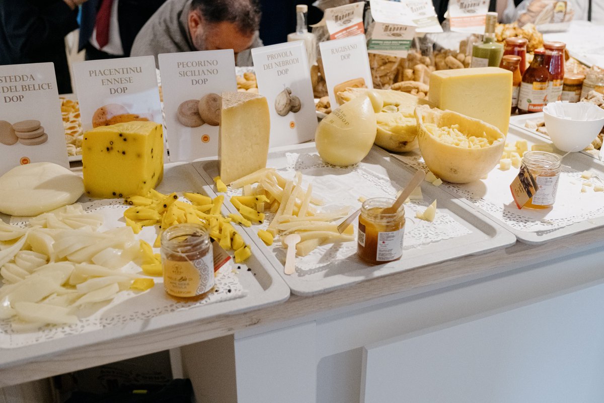 A taste of Europe awaits at #EURegionsWeek!

Join us next week for the food tastings in the Exhibition area!

➡️ Tuesday 14/10, 19:00 – 23:00
➡️ Wednesday 15/10, 14:00 – 18:00
📍 SQUARE Brussels, Exhibition area

Enjoy some glimpses from last year! ⤵️