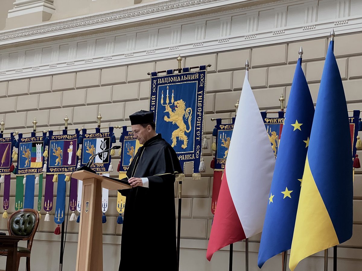 iammysak's tweet photo. Minister Radosław Sikorski @sikorskiradek — doktor honoris causa Lwowskiego Uniwersytetu Narodowego im. Iwana Franki 🇵🇱🤝🏼🇺🇦
📍Lwów, 10 X 2025 https://t.co/hXqpGeBLGJ