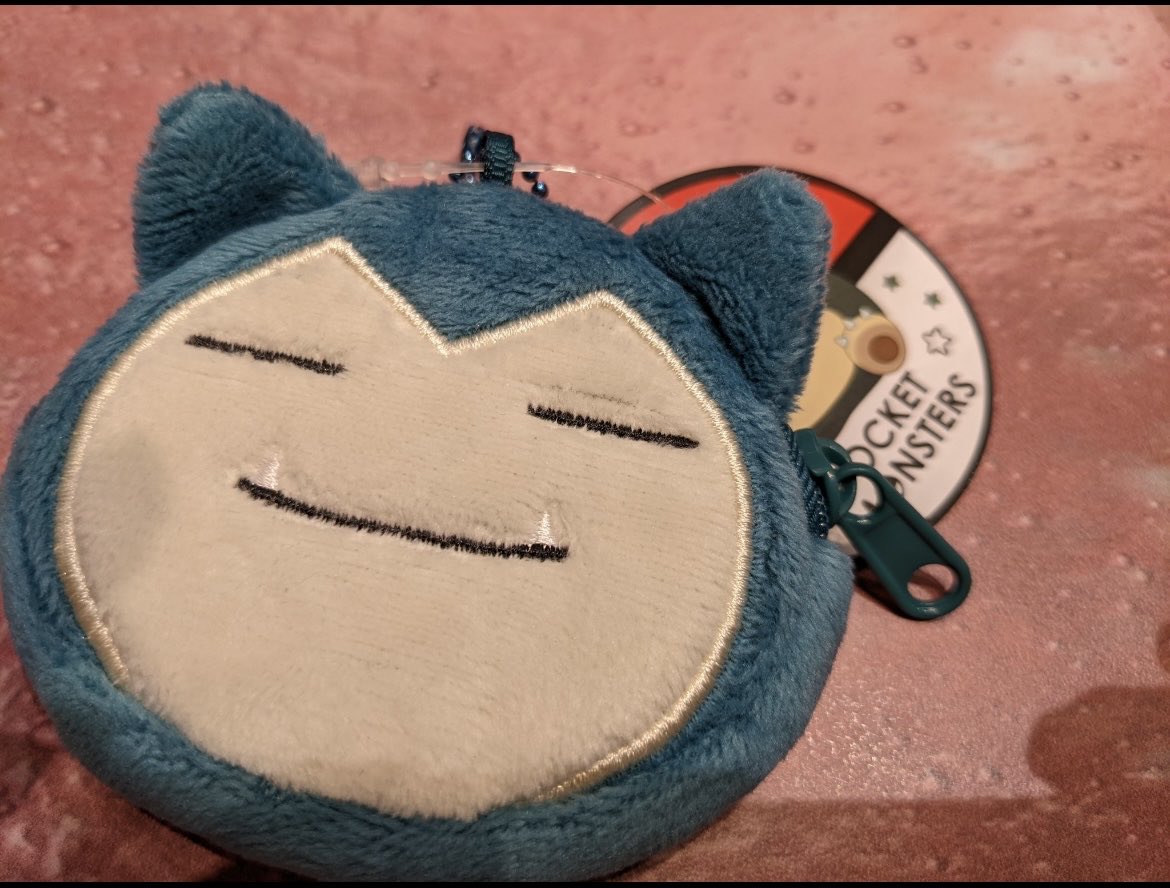 【拡散希望】
10/10朝10時頃カビゴンのコインケースをJR尼崎駅か弁天町駅か夢洲駅で落としました。
駅と港警察署と尼崎東警察署には問い合わせしましたが、21時前の時点では届け出なし。万博に届け出は考えにくいですが✉️済み。出てきてー😭😭😭
#落とし物 
#カビゴン
#大阪