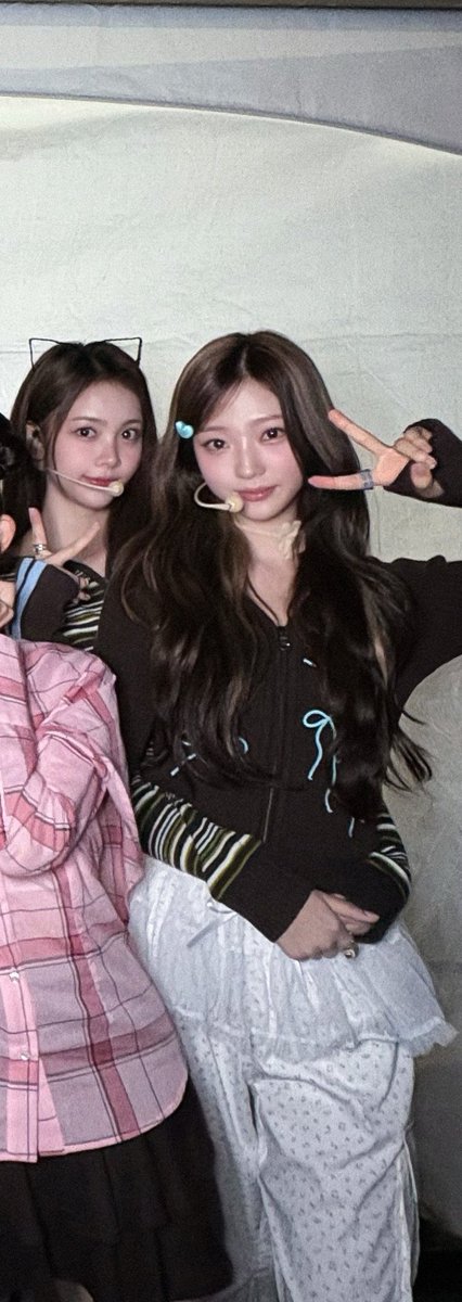 iya men, gue tau lu kecintaan ama stella. cuman monmaap nih, posenya bisa majuan dikit ga? karena kek aneh liatnya 😭 tangannya kek panjang banget 😭😭