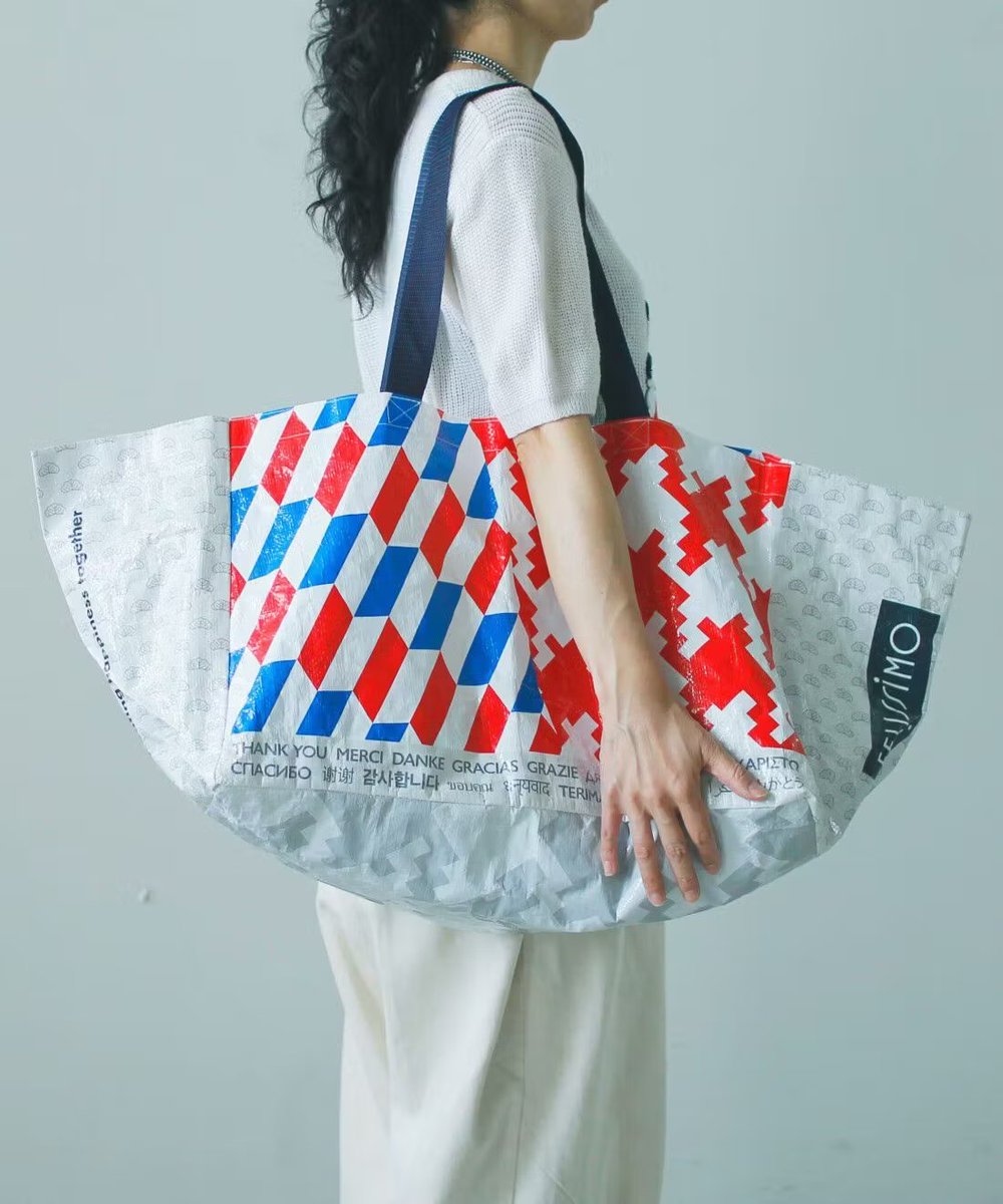 万博出店記念バッグも人気です。

大阪・関西万博で味わったワクワク感を受け止めてくれる特大サイズ！ 赤・青・白のカラーリングで、矢絣・千鳥・笠松など伝統文様をモチーフに。世界17ヵ国の言葉で「ありがとう」の言葉もデザインしました。

🔴🔵⚪990円で通販しています⇒felissimo.co.jp/collect/371566…