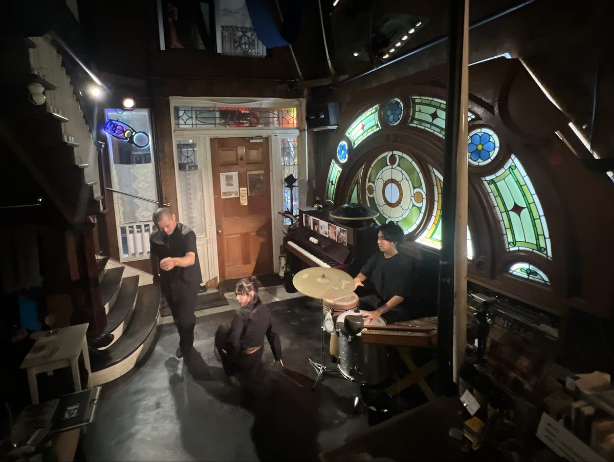 12月の創作舞台公演を一緒につくるジャグラー、ダンサー、パーカッショ二ストの応援に横浜野毛まで。とても趣のあるカフェの中でみせる即興パフォーマンス。ジャンルが違う者同士のtrialogueに耳をそば立ててみる。それにしても週末の野毛は賑やか。