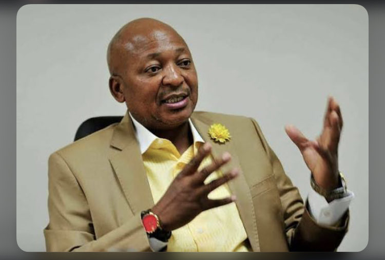 azania1023's tweet image. Kenny Kunene lied to the nation.

He was found not once but twice at the house of Molefe according to Masemola.

News circulating today is that he has paid 400k bail for the same Molefe he said he denied being friends with.

But PA still cleared him of any wrong doing..