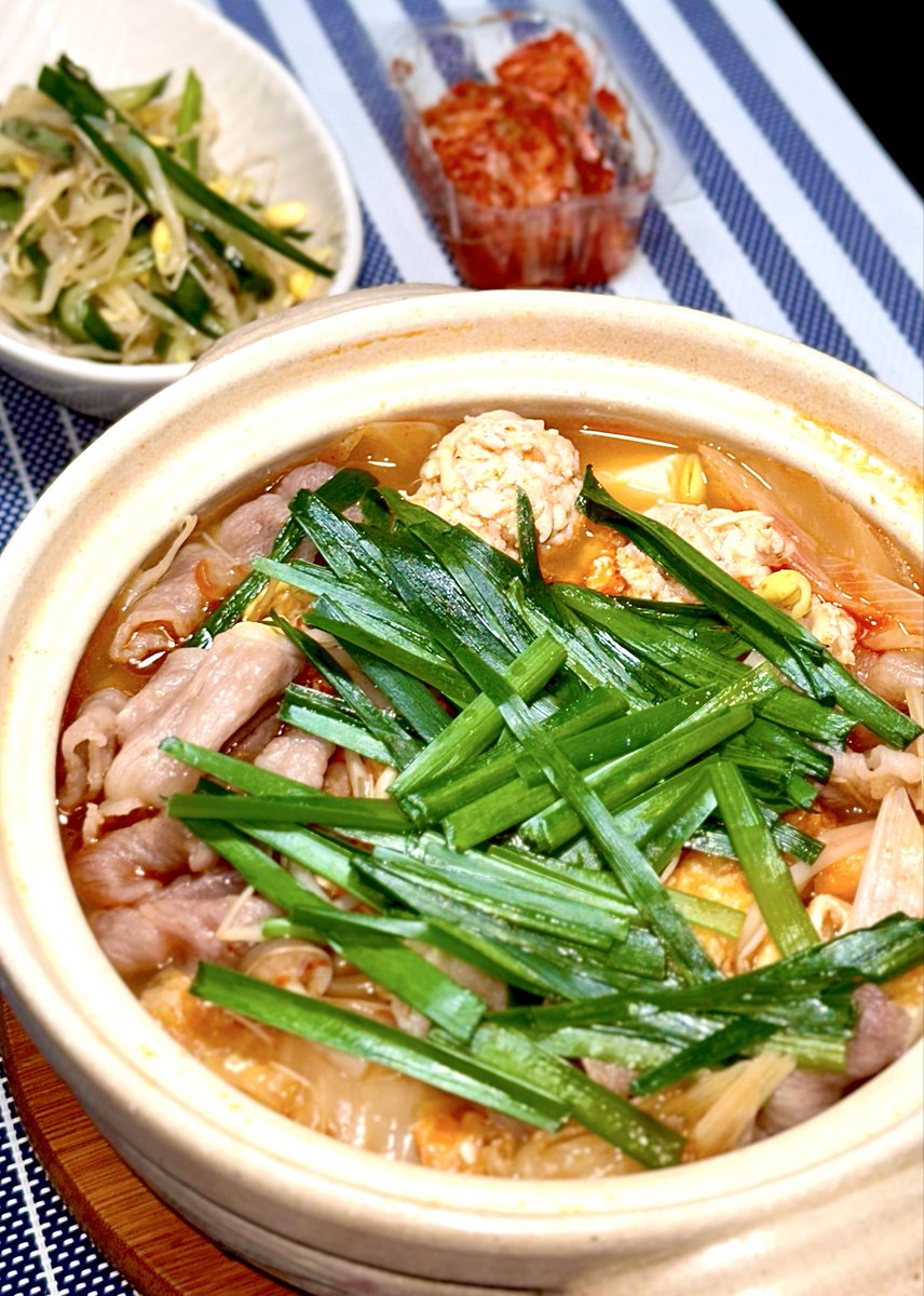 宣言通りの鍋🍲

鍋THE WORLDの
発酵唐辛子🌶️ユッケジャン テイスト鍋

汗かきべそかき💦
ビール飲み🍺
チャミスル飲み🍸逝っちゃいます😇

豆もやしときゅうり🥒とニラのナムル
キムチ🌶️も添えて