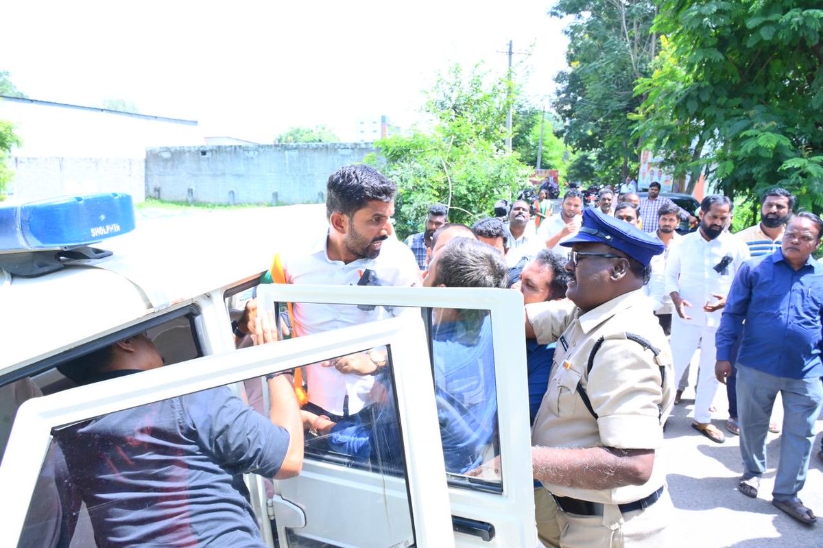Arvindharmapuri's tweet image. మాధవ్ నగర్, అర్సపల్లి, అడివి మామిడిపల్లి ROB లకు వెంటనే పెండింగ్ బిల్లులను విడుదల చేసి, నిర్మాణాలను  త్వరితగతిన పూర్తి చేయాలని, నిజామాబాద్ జిల్లా అధ్యక్షులు శ్రీ దినేష్ కులాచారి ఆధ్వర్యంలో ధర్నా చేసిన బీజేపీ జిల్లా శాఖ నాయకులు, కార్యకర్తలు.

Under the leadership of Nizamabad…