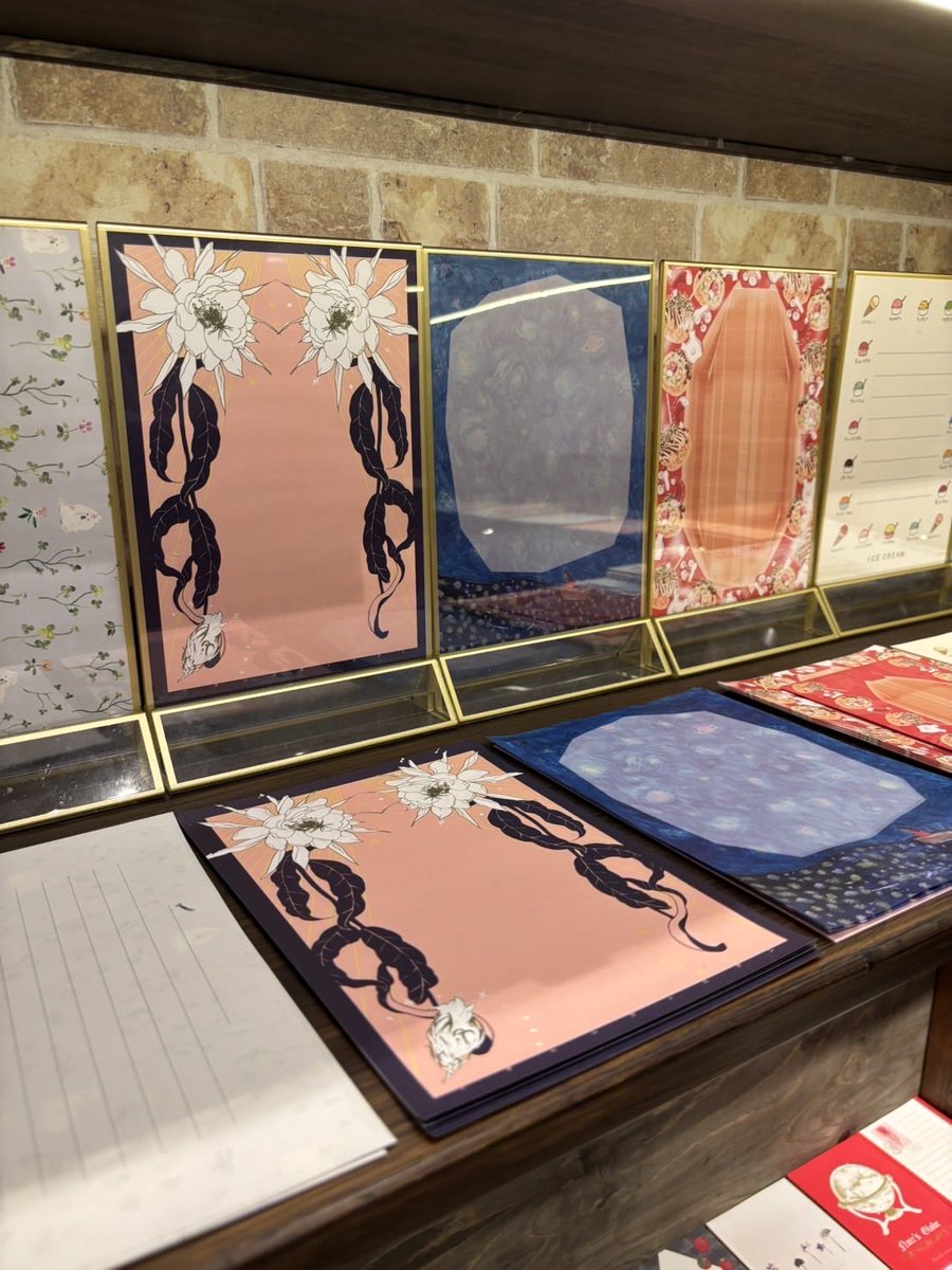 ICHIRR_'s tweet image. 先日nemunoki paper itemさんが埼玉の委託店「喫茶ゆうびん屋」さんの店内写真をくださいました！nemunokiさん、ご丁寧にありがとうございます！嬉しいー！

喫茶ゆうびん屋さんでは実店舗でもオンラインでもお取り扱いいただいております