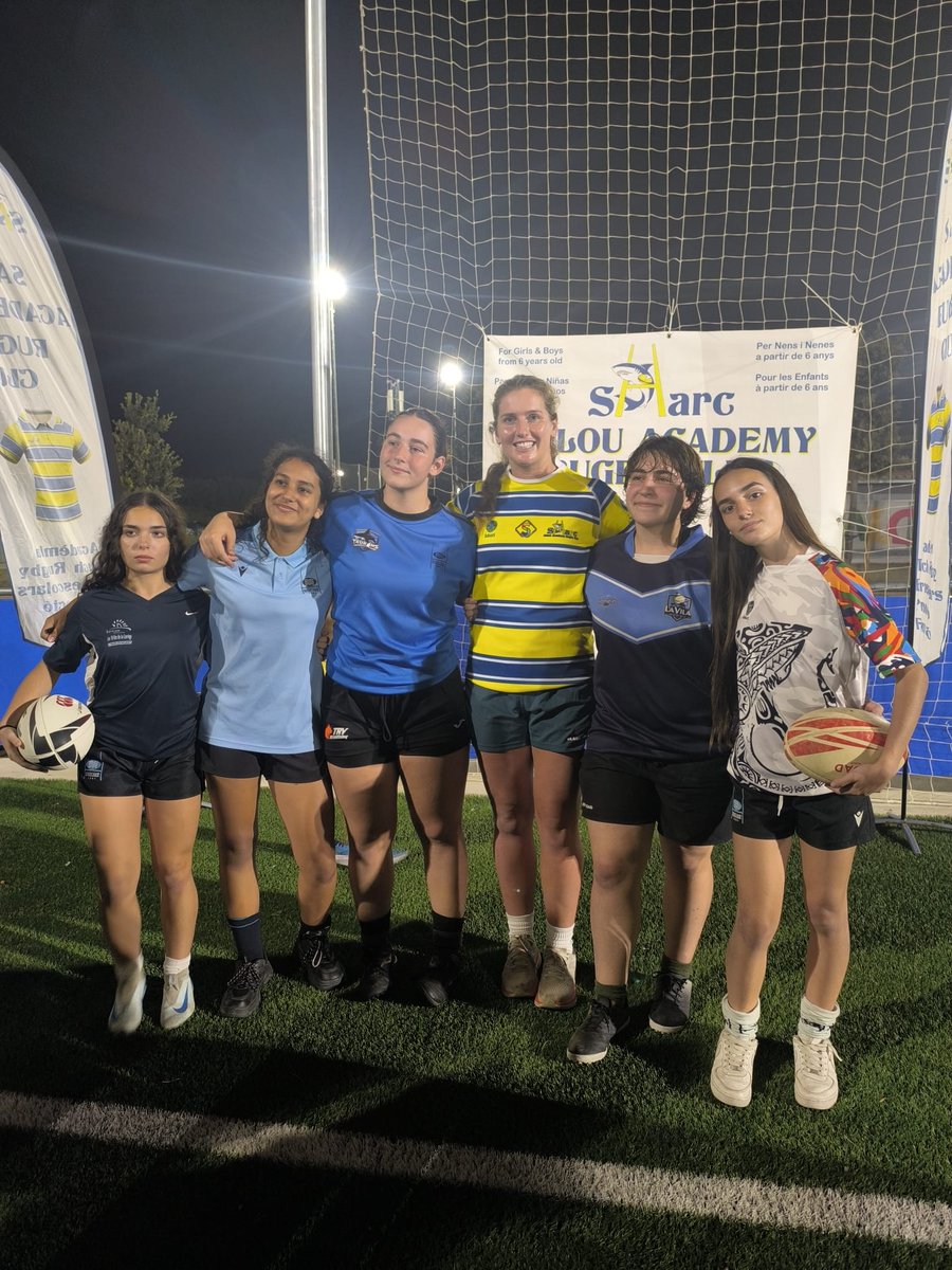 Les nostres taurones 🦈 Laia, Daniela, Lucia,  Bea i Martina amb l'Alana Bremner  campiona del món 2021 🏆segona linia titular de la selecció de Nova Zelanda 🇳🇿 <a href="/blackfern/">kathy newhouse</a> al clínic que ha impartit Salou Academy Rugby

Gràcies @salouacademyrugby

Endavant taurones 🦈 💪🏼 🏉