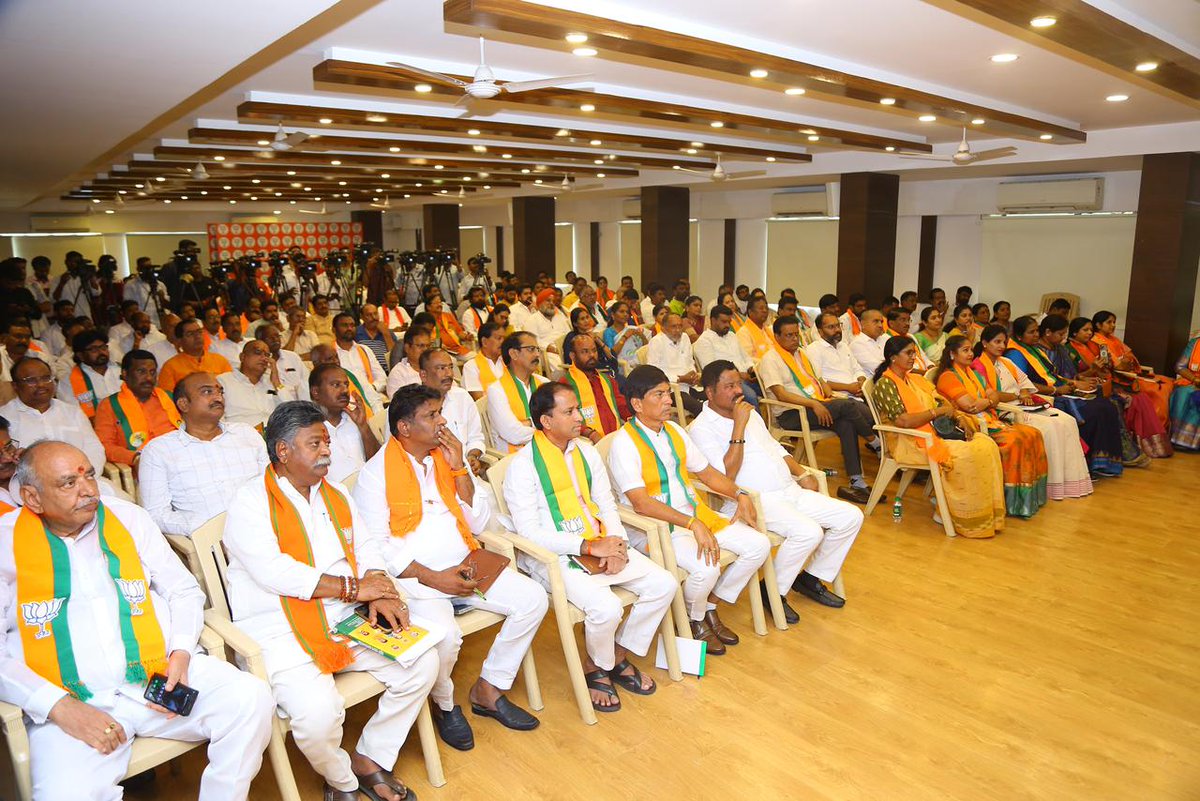 BJP4Telangana's tweet image. బిజెపి రాష్ట్ర అధ్యక్షులు శ్రీ @N_RamchanderRao  గారి అధ్యక్షతన బిజెపి రాష్ట్ర కార్యాలయంలో జూబ్లీ హిల్స్ ఉప ఎన్నిక సన్నాహక సమావేశం ఏర్పాటు చేయడం జరిగింది. ఈ ఉప ఎన్నికలో భారీ మెజారిటీ తో బిజెపి ని గెలిపించడానికి ఆచరించాల్సిన వ్యూహాలను, చేపట్టవలసిన కార్యక్రమాలను గురించి GHMC…