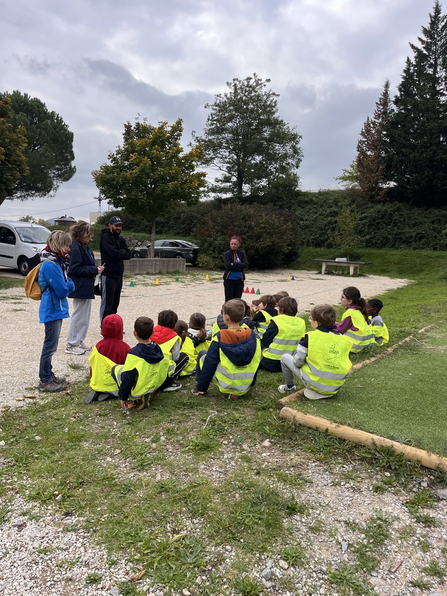 2 journées « Chemins du #Vivreensemble » avec Lire et faire lire pour 400 enfants à Vesseaux et Arras sur Rhône sur la thématique des luttes contre les discriminations. 
Confection d’une œuvre collective : nos origines. 
<a href="/Dsden07/">Ardèche-Direction académique</a> <a href="/ThiAumage/">Thierry AUMAGE</a> <a href="/Prefet07/">Préfet de l'Ardèche</a>