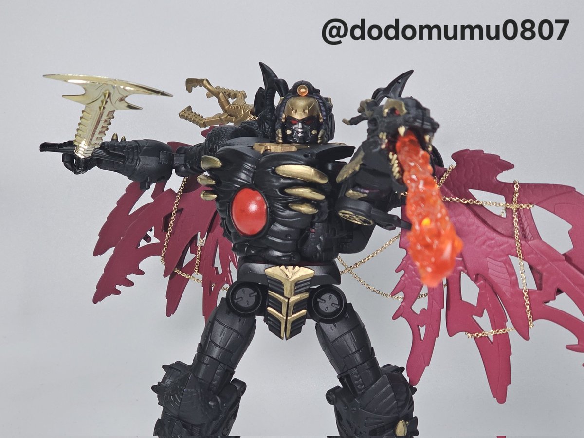 #トランスフォーマー
#リペフォ
#Maccadam 
World Dragnus

本日はこちら、ワイルドキングより、ワールドドラグナスです！
おそらく元は暗い紫なんでしょうけど、黒金でごまかします。