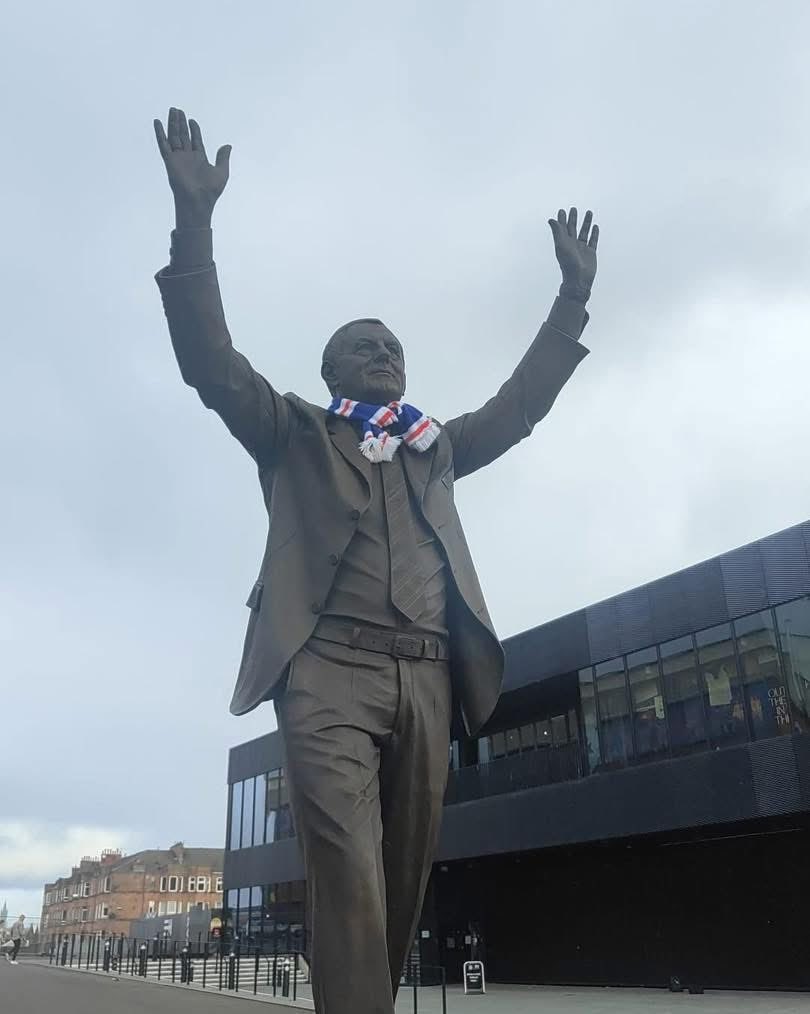 bearger1690's tweet photo. Scarf back on 😍.  🔴⚪️🔵 https://t.co/rmjGdOlxWk