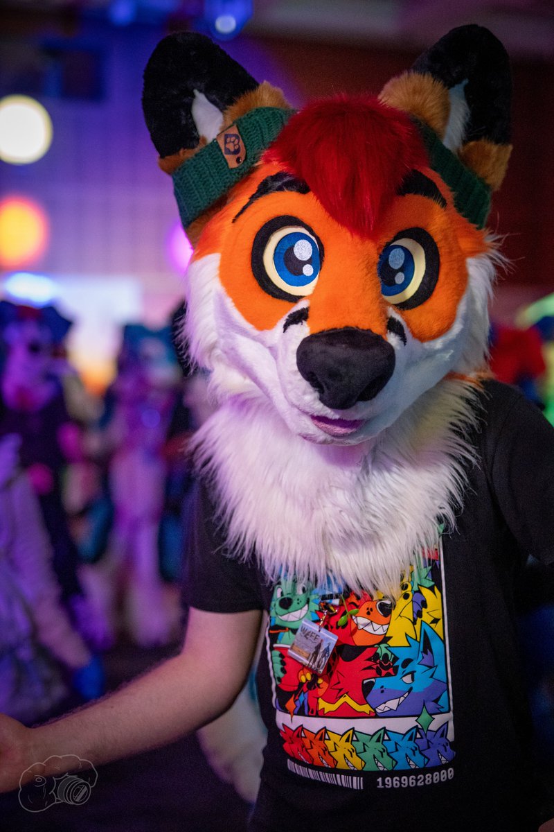 It's #Foxtober Party Night! 🎉

📷 <a href="/tatosnowleopard/">Snebs</a> 

#FursuitFriday #WAFF2025