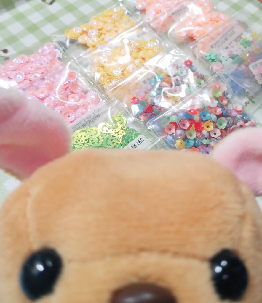 新しいスパンコール届きました〜✨️マットなお花とかにこちゃんとか使うの楽しみです(今のところ無計画)☺️💕