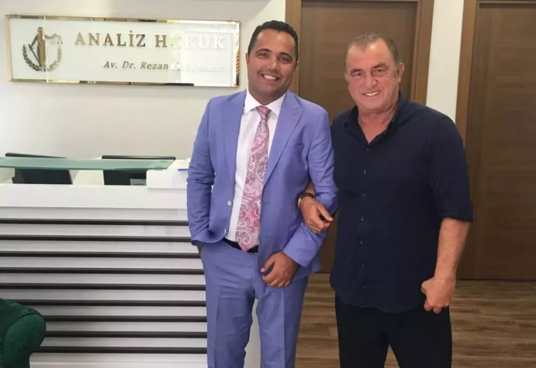 🛑 Tutuklu avukat Rezan Epezdemir'in yakınlara aktardığı iddia edilen sözler: "Adliyede onlarca iş yaptığım hâkim ve savcı var.

🗣️ İşini çözdüğüm kimseler arasında ünlüler, futbolcular, bankacılar ve zengin kişiler var. 

🛑 Yarın telefonumun şifresi çözülüp bunlar ortaya