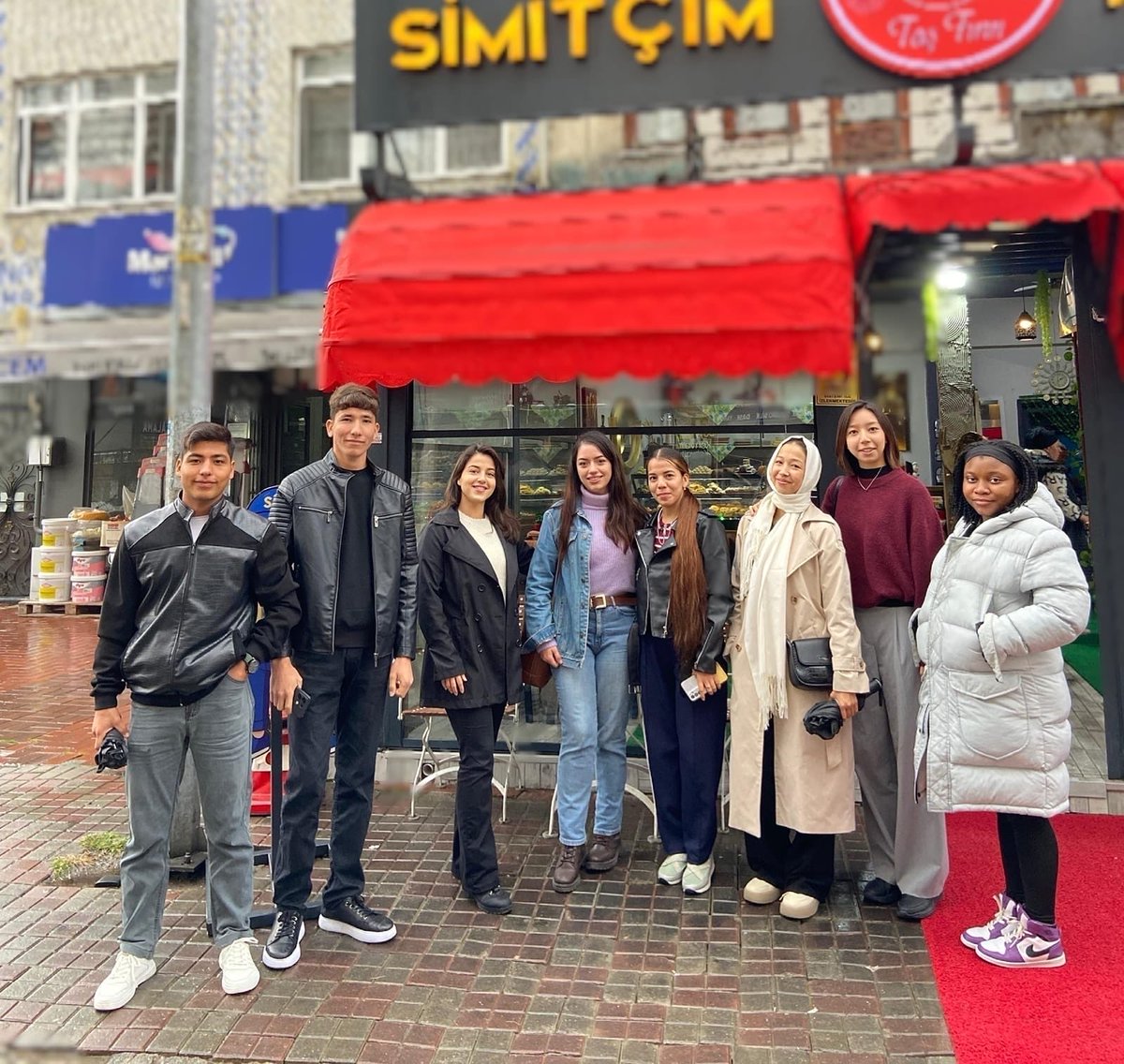 Türk kültürünün en lezzetli köşesinden: Simit, çay ve bol sohbet! ☕ 
A2 sınıflarımızla güzel bir kahvaltı etkinliğinde buluştuk.🤍
<a href="/profdraakkaya/">Prof. Dr. Ahmet AKKAYA</a> <a href="/gumuss/">Selçuk Gümüş</a> <a href="/sozdenizbocek/">Sabriye Özdeniz Böcek</a> <a href="/baruedutr/">Bartın Üniversitesi</a> <a href="/Bartinuni_ISO/">BartınUni ISO</a> <a href="/isobartinkulubu/">İso Kulübü Bartın</a>