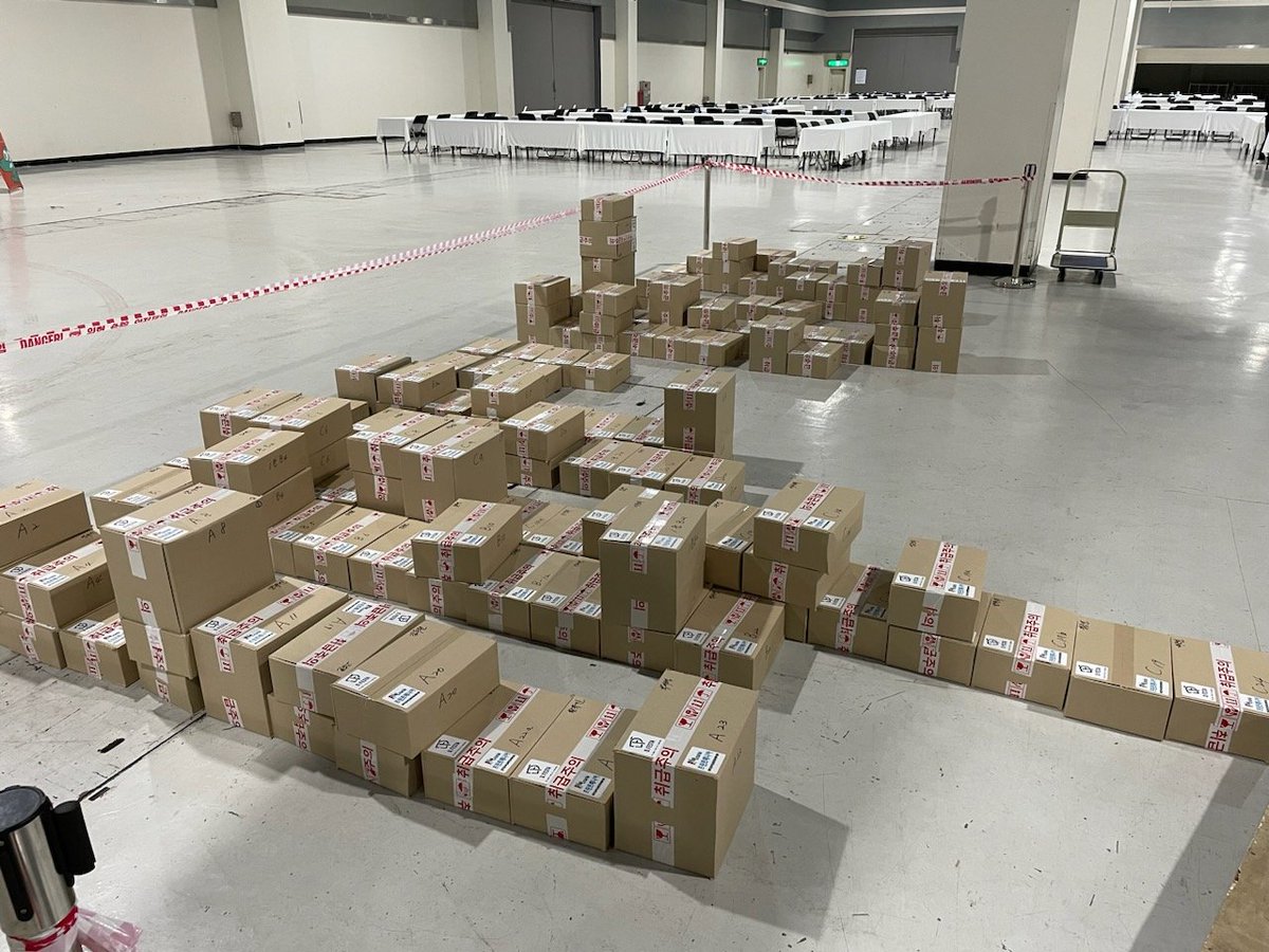 디페 책 찻는법》
본인부스로 배송되지않고 택배 보관소에서 수령하셔야합니다
사진참조》
박스에 본인이름과 부스번호 써있으니 참고하세요