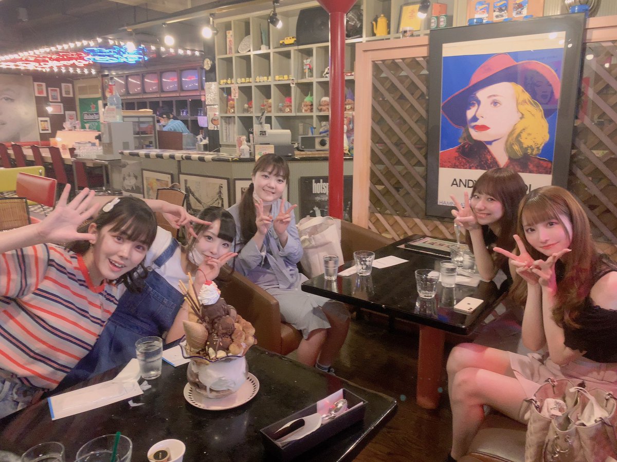 133_mi_'s tweet photo. チャイモみんなで打ち上げしました🤍
会って話すの久しぶりでした🐱

ランズカフェも行ってお腹いっぱいなった〜🎂
ありがとうございました！🥰
#チャイモ https://t.co/PkViSbFQip