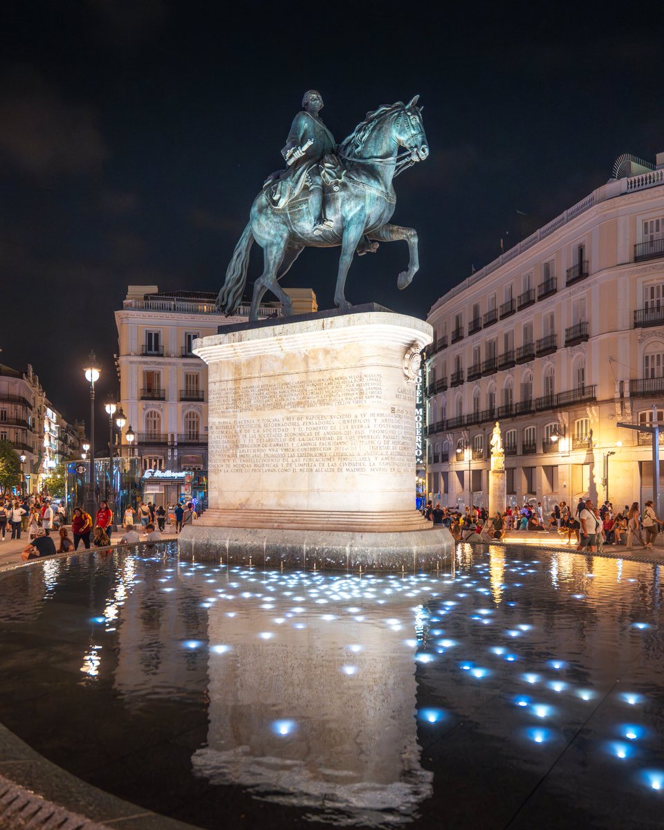 En pleno corazón de Madrid, la Fuente de Carlos III es uno de los iconos de la Puerta del Sol. Un lugar perfecto para detenerse, hacer una foto y disfrutar del ambiente de una de las plazas más famosas de la ciudad.
#Madrid