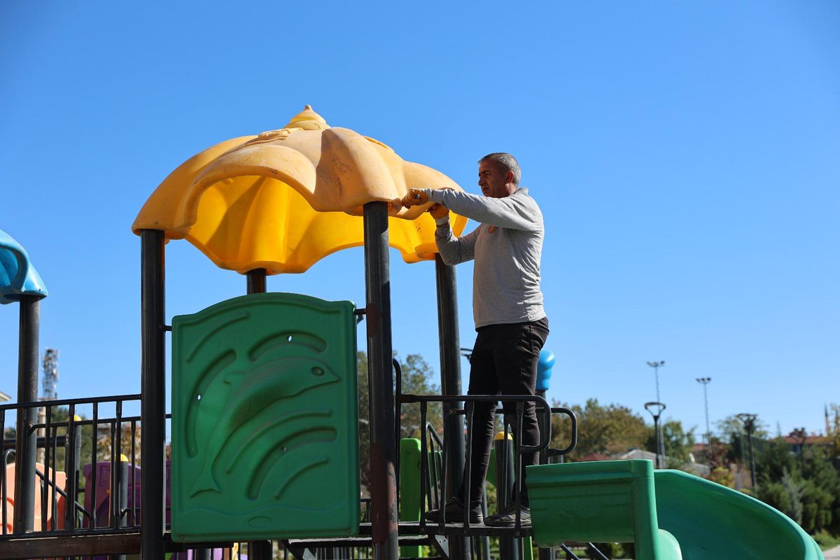 Iğdır Belediyesi Park ve Bahçeler Müdürlüğü ekipleri tarafından şehir merkezinde park onarımı, çim biçimi ve sulama çalışmaları planlı bir şekilde devam etmektedir.