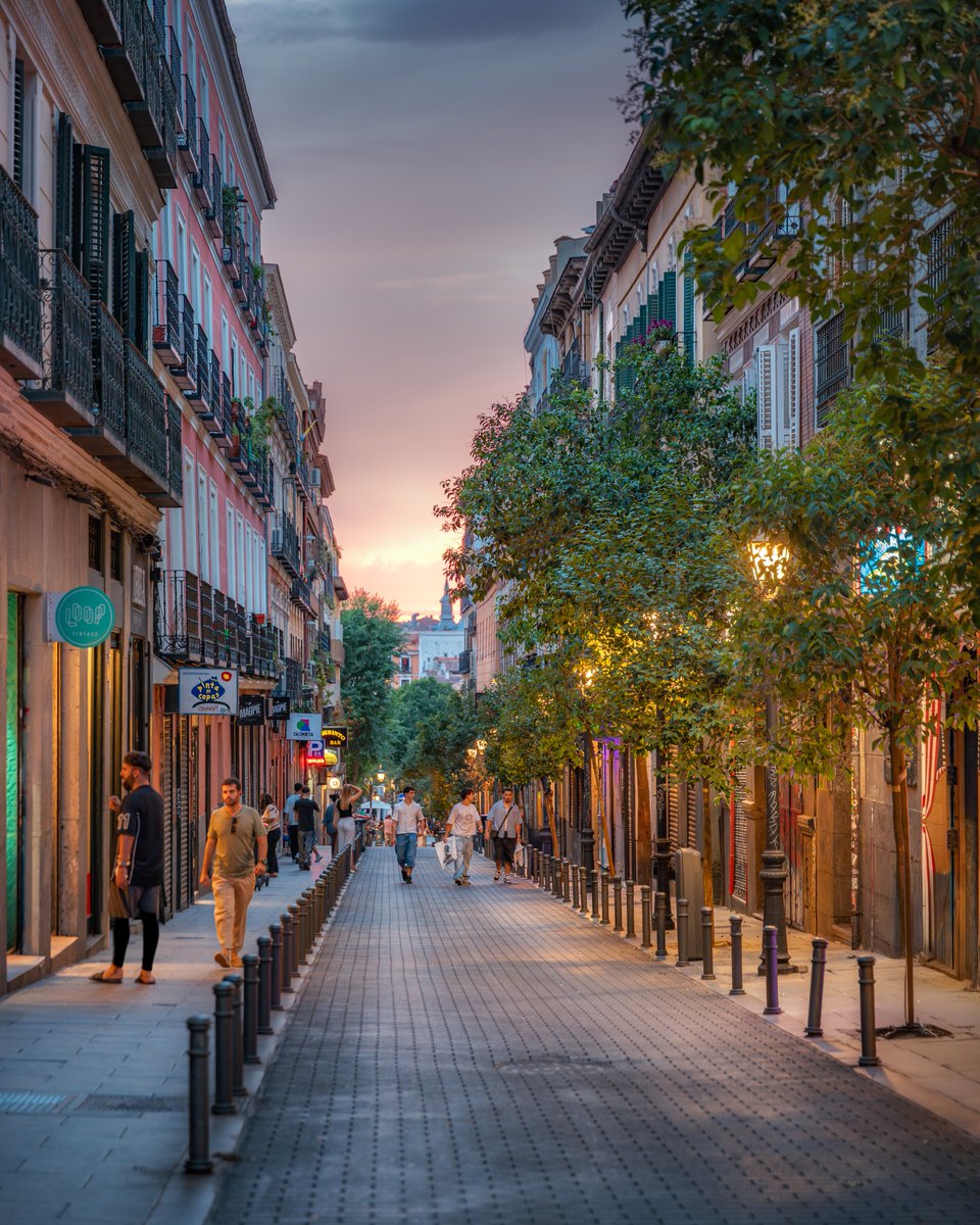 Pasear por la calle Velarde es adentrarse en el corazón de Malasaña, muy cerca de la emblemática plaza del Dos de Mayo.

#Madrid #VisitMadrid #Spain